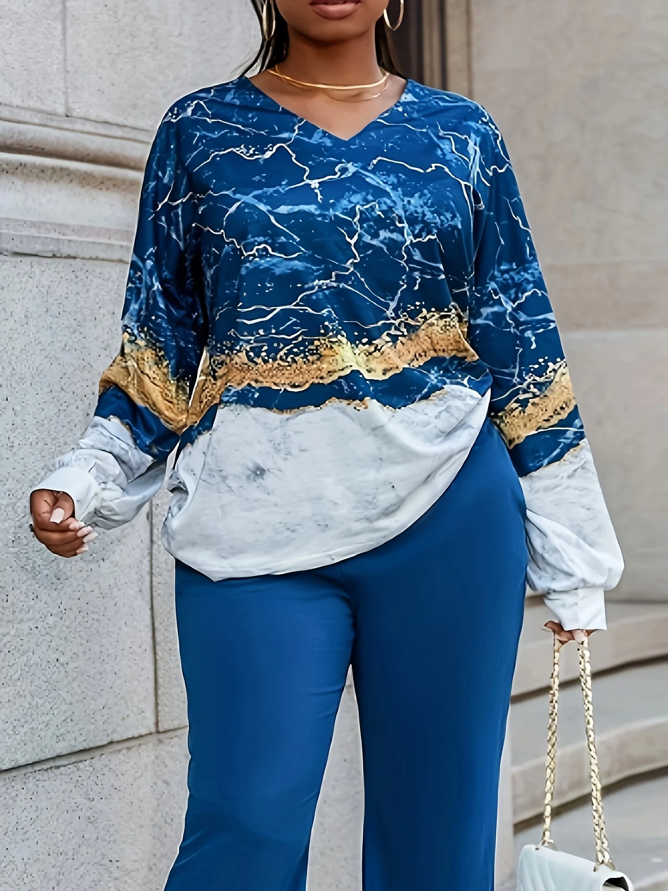 

2025 Stylish Selection! Long - Sleeve Top with Blue and White Marble - Pattern Patchwork. The V - Neck Design Modifies the Neckl
