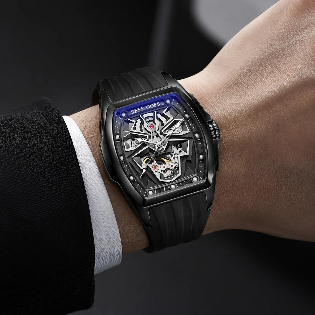 Reef Tiger Men Automatic Mechanical Wristwatch Tonneau Case 42.3mm Sapphire Crystal Luminous Skeleton Cheetah Dial Fashion Watch