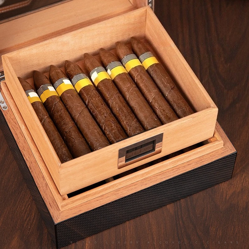 

Двухслойный туристический хьюмидор — корпус из углеродного волокна, подкладка из испанского кедра и стеклянная столешница