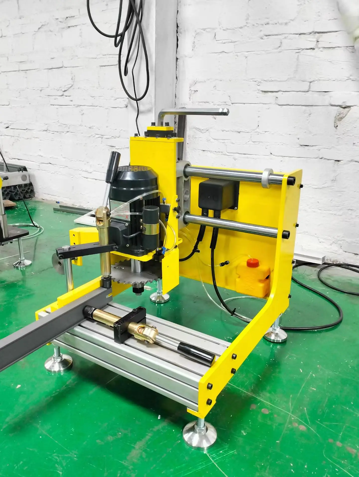 Manual PLC-controlled End-milling Machine for Aluminum Profile Doors Windows 1.1 kW Motor 3600r/min 50mm Processing Depth 220V