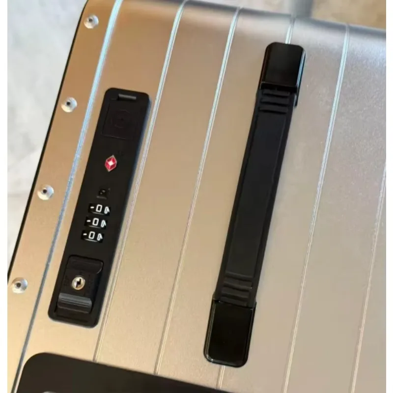 حقيبة سفر كهربائية متينة ومطورة لعام 2026، يمكن التحكم بها عبر تطبيق الهاتف المحمول