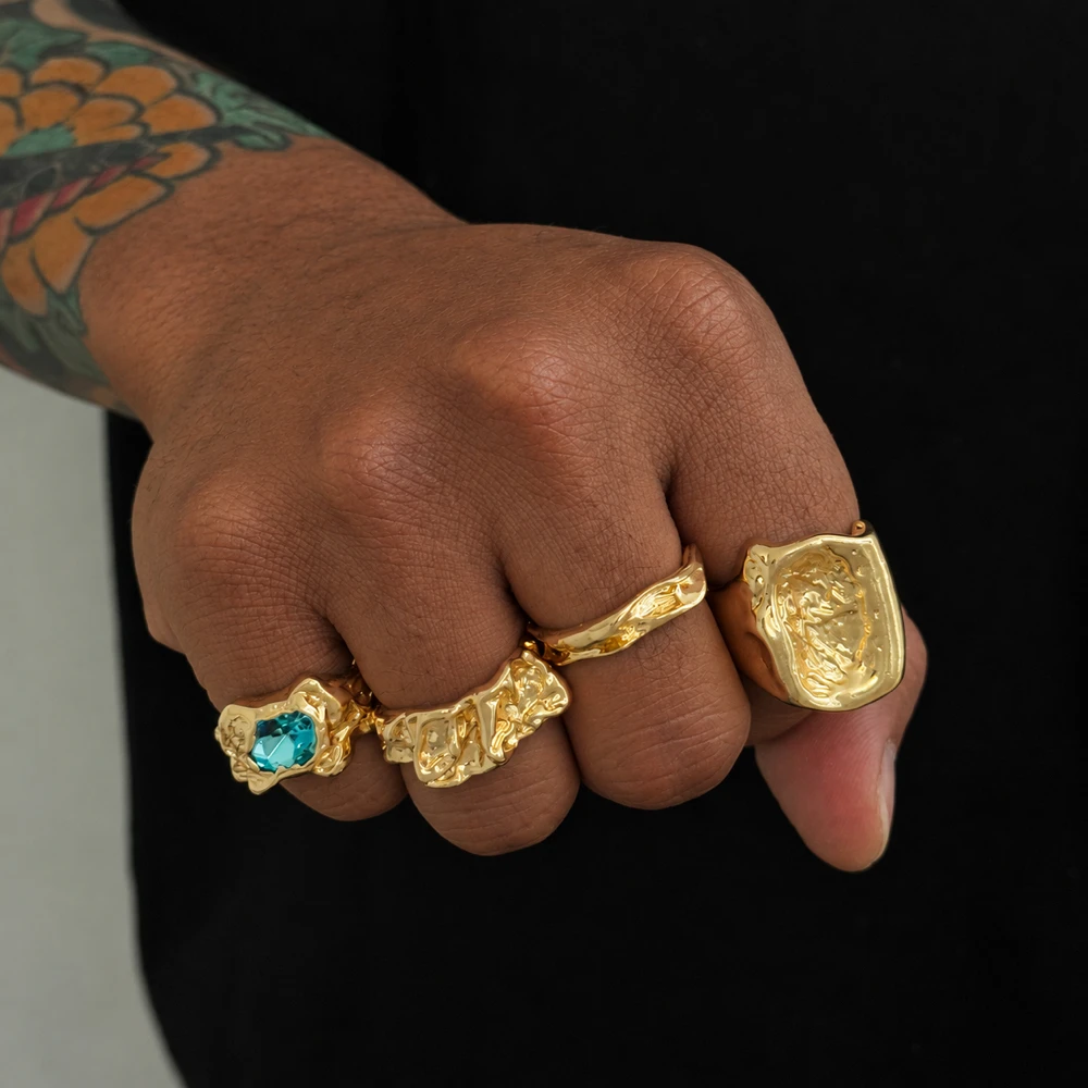 Organischer skulpturaler Ring für Herren, goldfarbenes Relief oder blaue Akzentierung, unregelmäßiger, strukturierter Ring, Schmuckset, kühner, künstlerischer Stil. – Detail 2