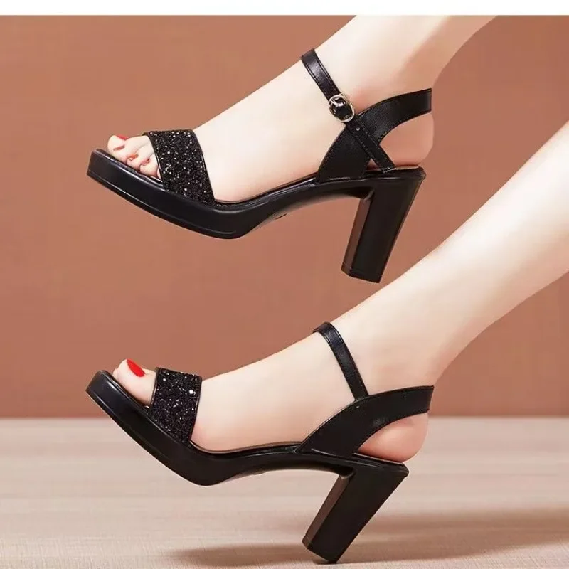 2024 Modne damskie sandały na wysokim obcasie Letnie nowe nowoczesne sandały Casual Buckle Bling Platform Lady Shoes Kobiece buty imprezowe