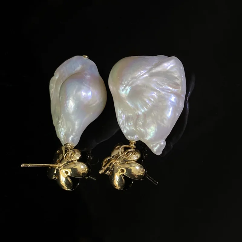 أقراط لؤلؤ المياه العذبة الباروكية الطبيعية، عناصر تصميم الزهور الصغيرة، تصميم متخصص، إحساس بسيط ومتقدم