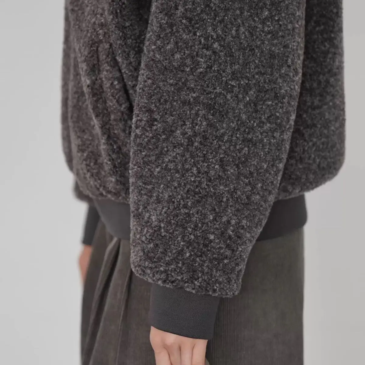 

Короткое хлопковое пальто с серым меховым воротником для женщин, новинка зимы 2025 года, свободная мягкая хлопковая стеганая куртка