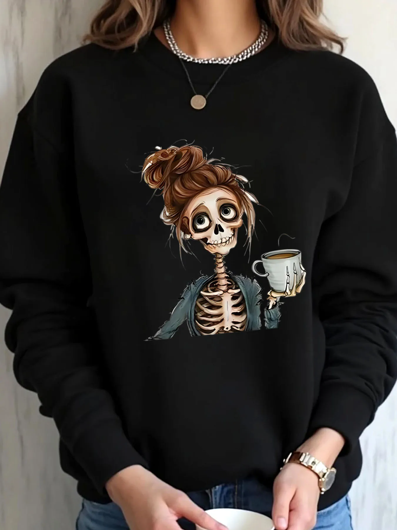 سويت شيرت نسائي كبير الحجم هيكل عظمي للهالوين مع طباعة فنجان القهوة ملابس خارجية