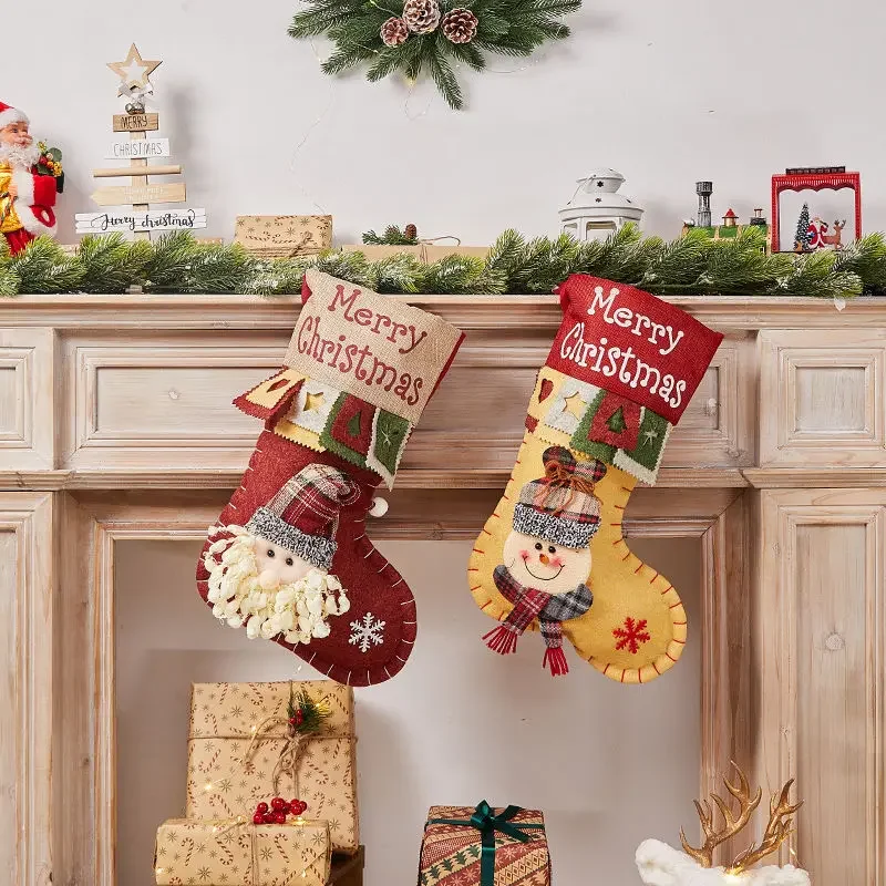 Weihnachten dekorative Lieferungen Weihnachtsmann süße kleine Socken Weihnachtsbaum Kleiderbügel Weihnachtssocken Geschenktüte