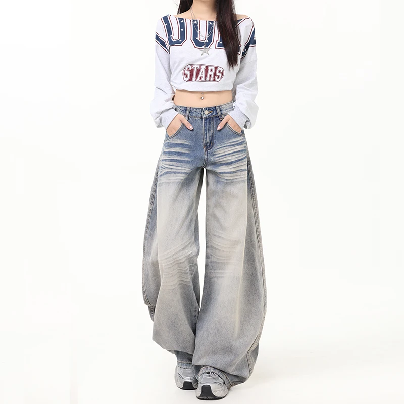 

Модные джинсы-сабли для женщин в стиле уличной моды: вдохновение для стильных девушек.