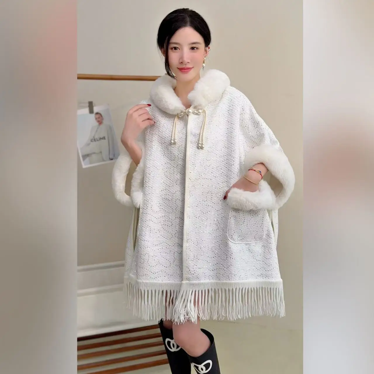A Mid-length Autumn and Winter Coat with A High-end White Cape and Tassel, Thickened with Fleece, Loose Shawl and Fur Collar