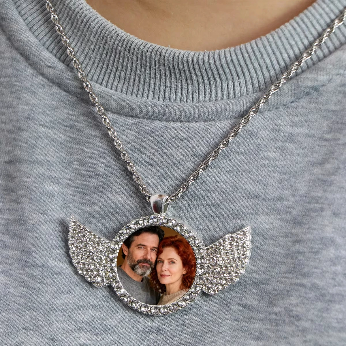 Personalisierte Foto-Engelsflügel-Halskette, Individueller Bildanhänger mit Tenniskette, Unisex-Erinnerungsschmuck für Männer & Frauen – Detail 4