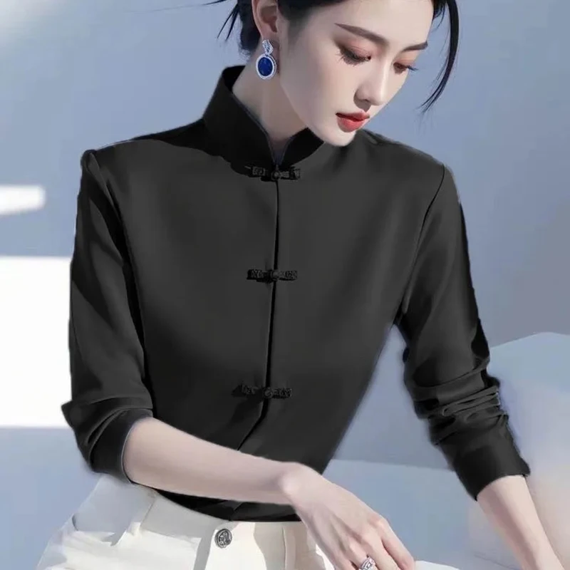 أنيقة الساتان عادي قميص المرأة 2026 جديد الوقوف طوق النمط الصيني الفاخرة الضفدع زر فريد الأزرق قميص الموضة الصينية الجديدة