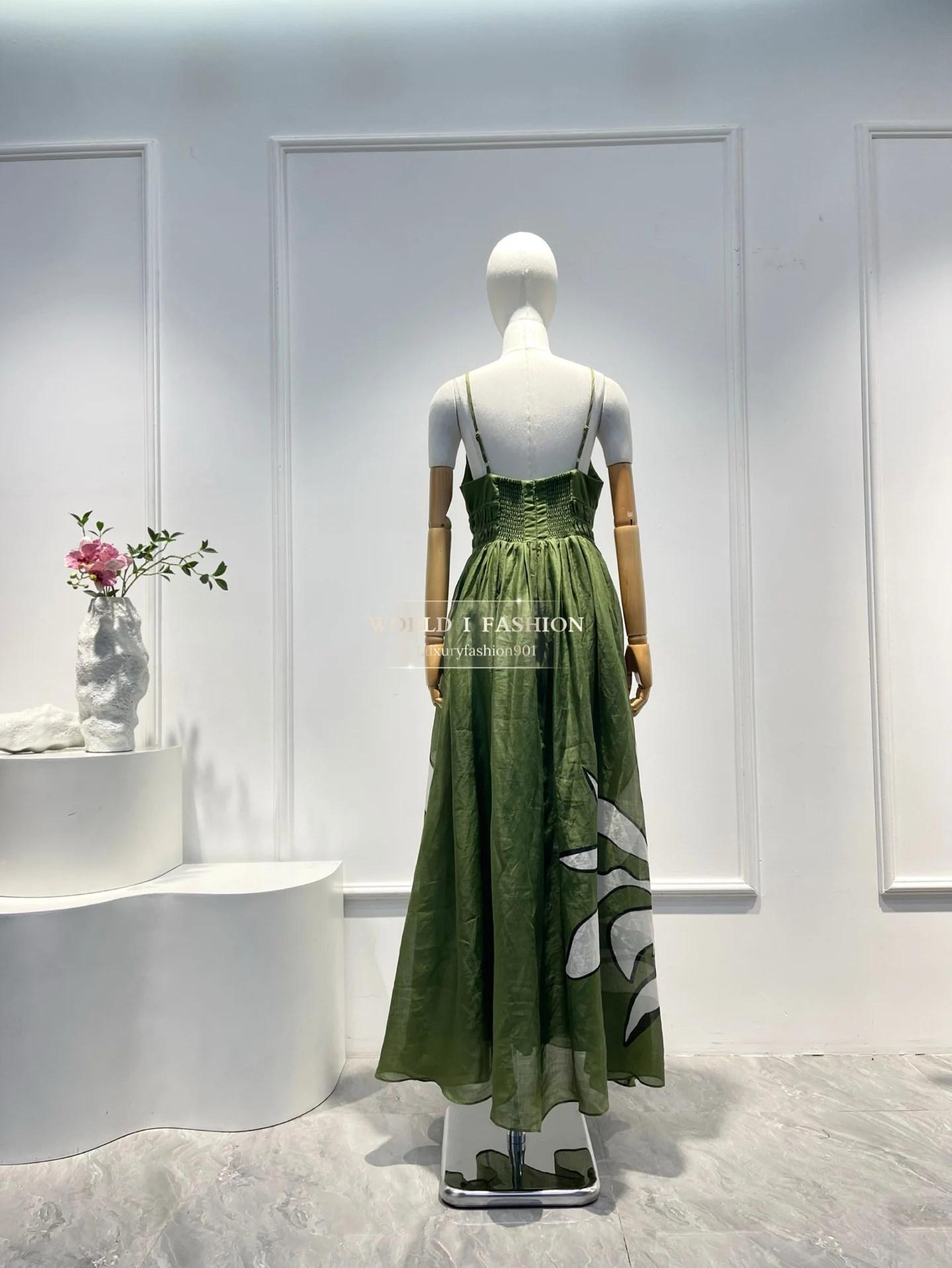 ملابس نسائية صيفية أنيقة لعام 2025 فساتين خضراء مع مطبوعات بيضاء ورقبة على شكل حرف V بدون أكمام فستان مادي