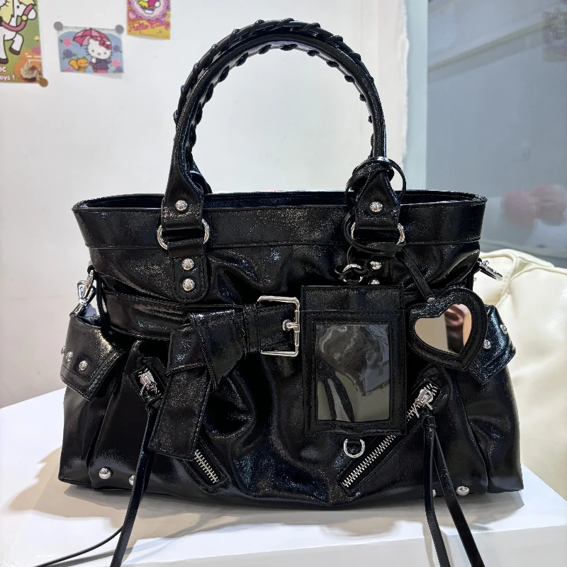 

Модная универсальная сумка-тоут 2026 в винтажном панк-стиле с заклепками, большая вместимость, черная, из мягкой кожи, на одно плечо