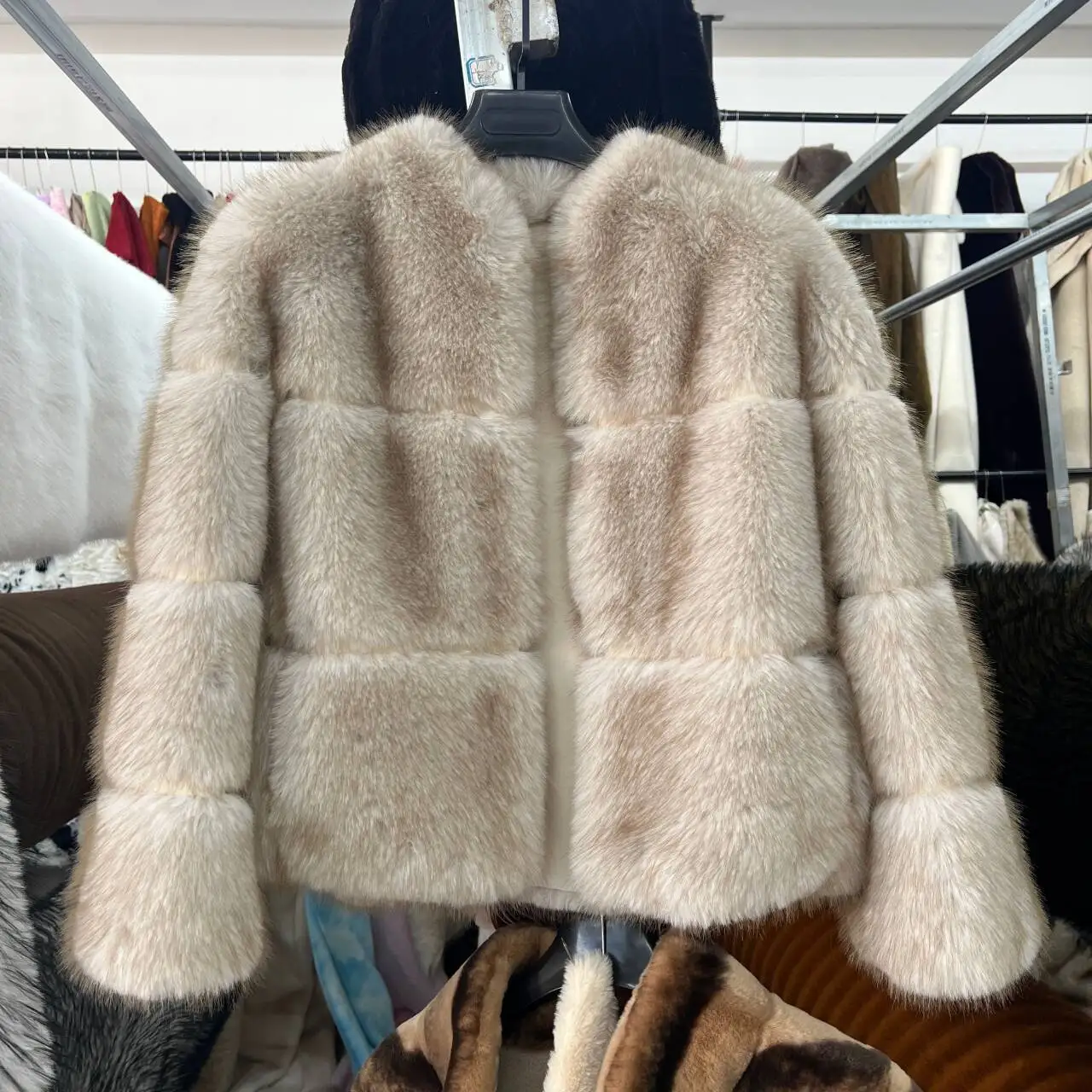 

Новая модель 2026 года: Женская короткая шуба из искусственного меха лисы. Модная осенне-зимняя куртка-топ для женщин.