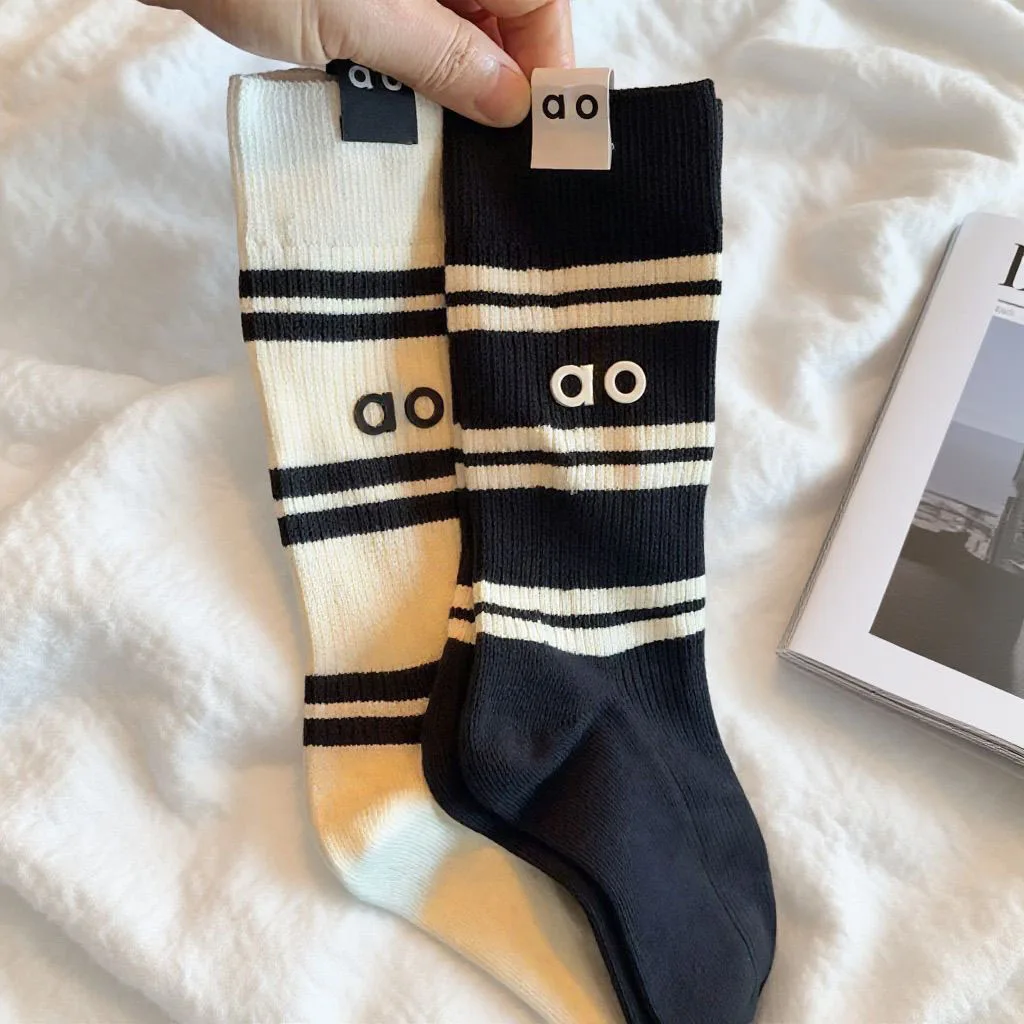 

Комплект из 2 пар. Самая продаваемая модель. Однотонные носки до середины икры. Йога новый стиль. Универсальные спортивные носки для пилатеса с надписью.