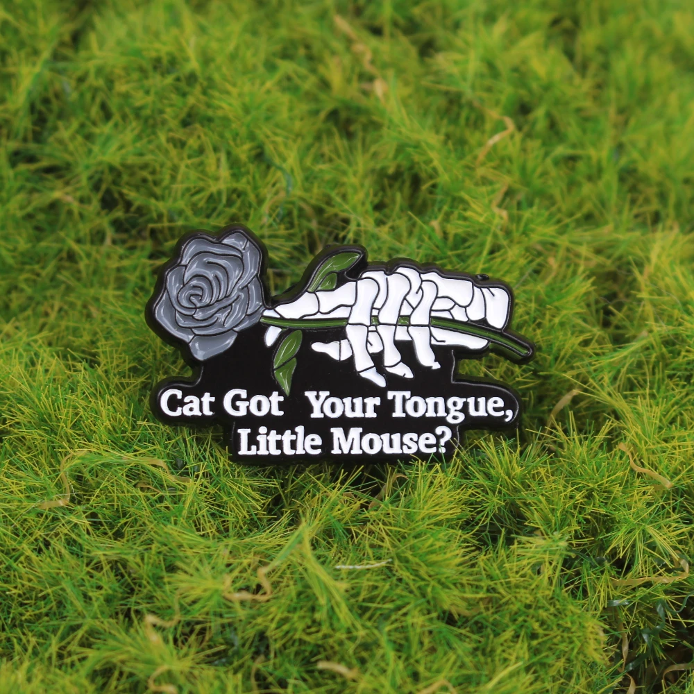 Gato tem sua língua. Pequeno rato? Distintivo Haunting Adeline Citação Esmalte pino Dark Romance Pin Livelar Jóias Presentes