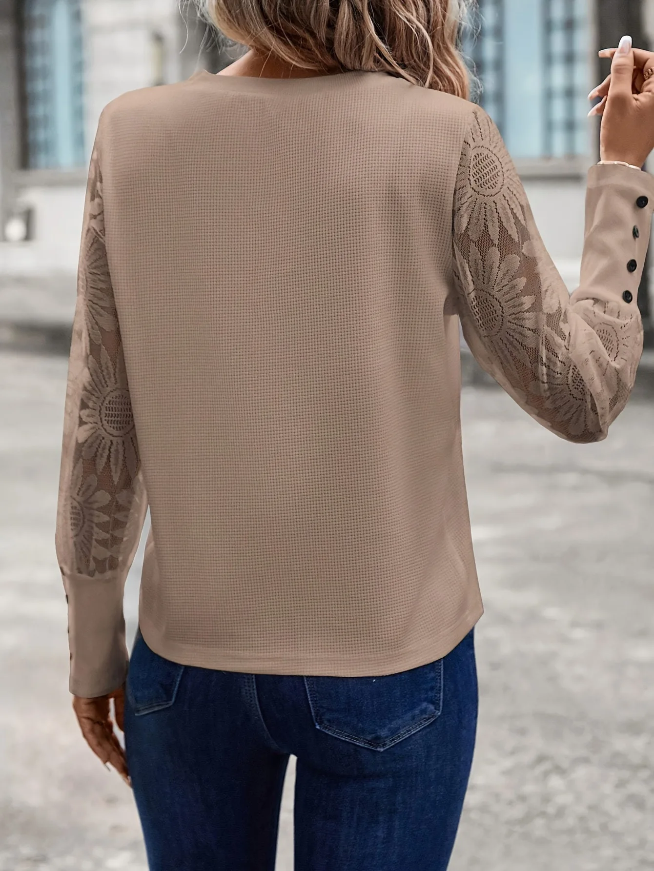 Beigefarbenes Waffelstrickoberteil für Damen, Spitze getäfelt, Blumenärmel, Knopfmanschetten, Rundhalsausschnitt, für lässige, schicke Street-Fashion-Alltagskleidung – Detail 4
