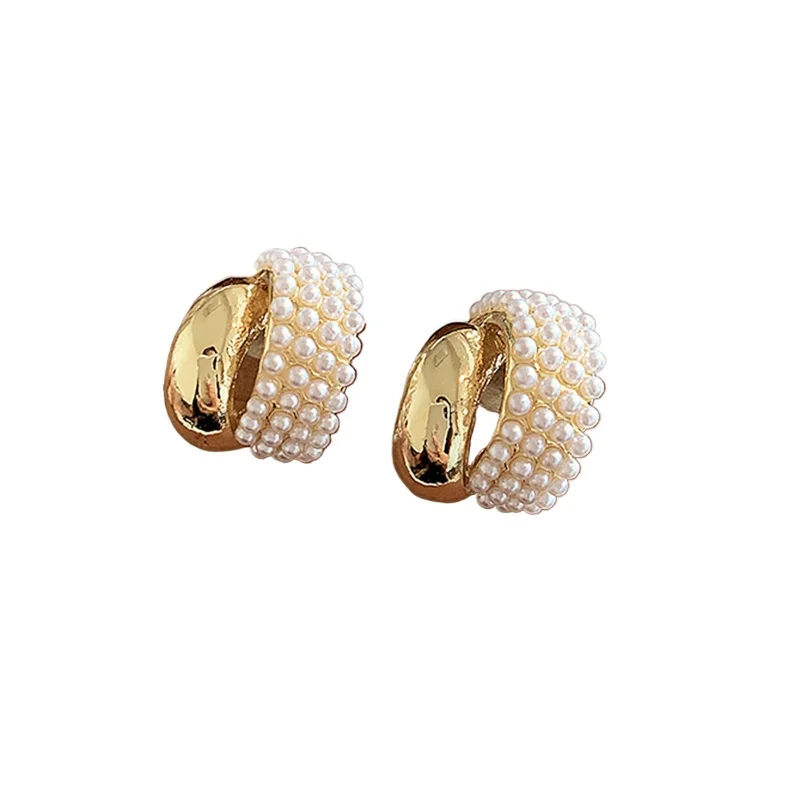 

A pair of simple and fashionable alloy gold arc imitation pearl earrings, suitable for women to wear during travel, photography