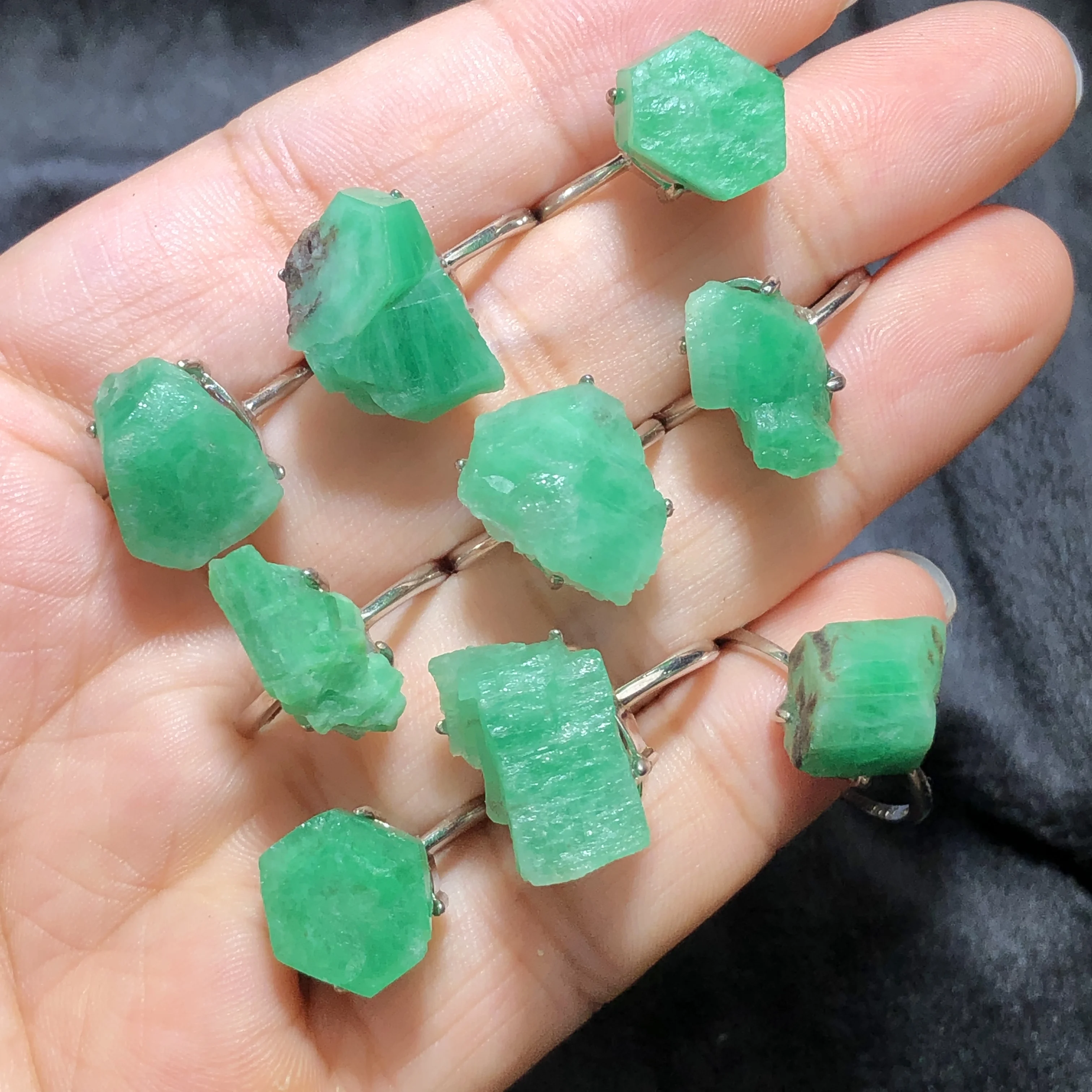 

1 шт., кольцо с натуральным зеленым драгоценным камнем, необработанный грубый изумруд, стерлинговое серебро 925 пробы, неправильной формы, рейки, целебный камень, ювелирное изделие, подарок для женщин