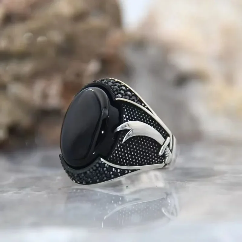 New European and American Retro Curved Sword Men's Ring With Oval Gemstone Black Diamond Embellishments