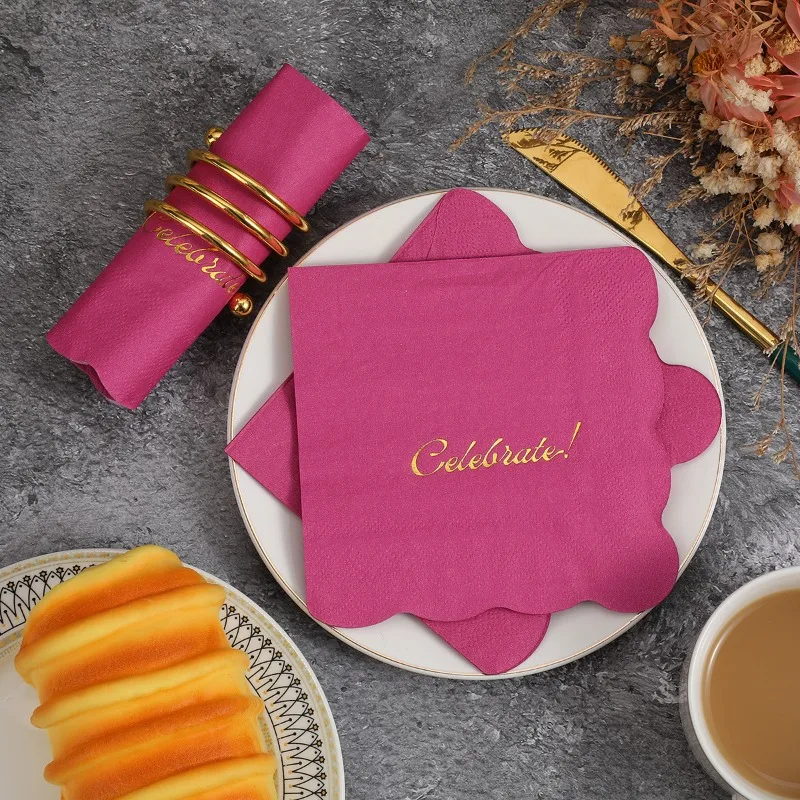 guardanapo-de-festa-com-borda-ondulada-irregular-25cm-com-letras-douradas-estampadas-e-fundo-rosa-vermelho-descartavel-para-decoupage-diy