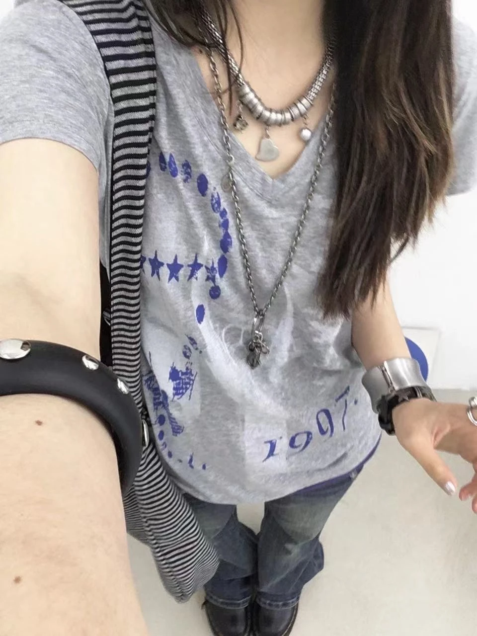 Karrram Japanisches Y2k Fake Zweiteiler-T-Shirt, Trashy 2000er-Jahre-Oberteil mit Buchstaben-Print und V-Ausschnitt, Vintage Harajuku Streetwear, American Retro 90er-Jahre – Detail 10