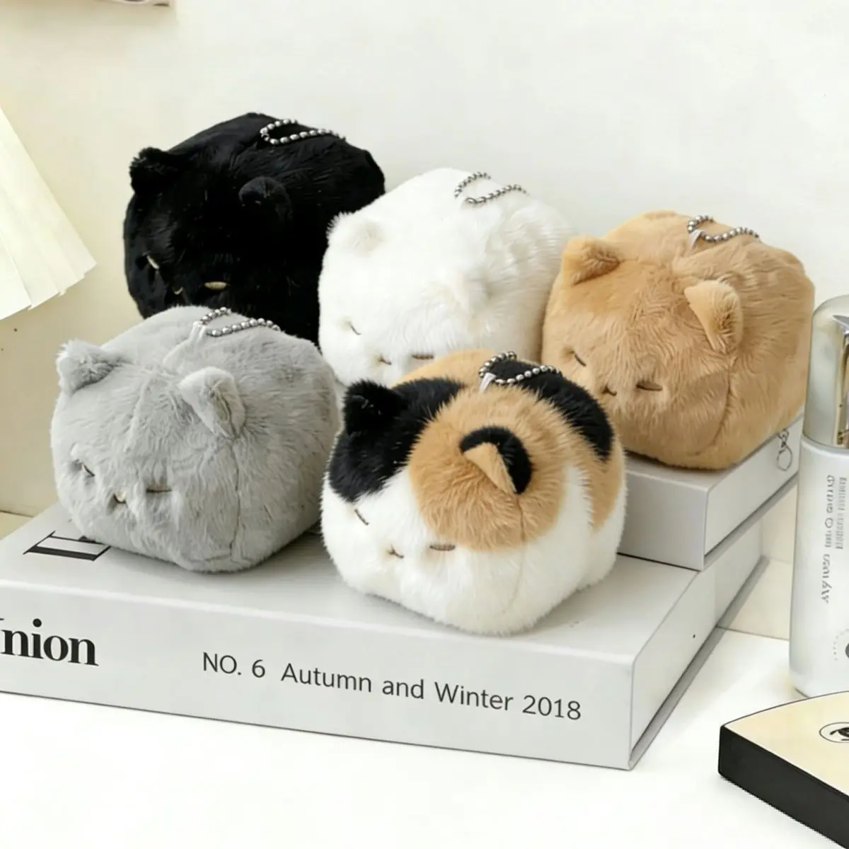Square Cat Plush Keychain – Soft Kawaii Backpack Charm, Adorable Stuffed Animal Pendant for Bags, Keys & Room Decor