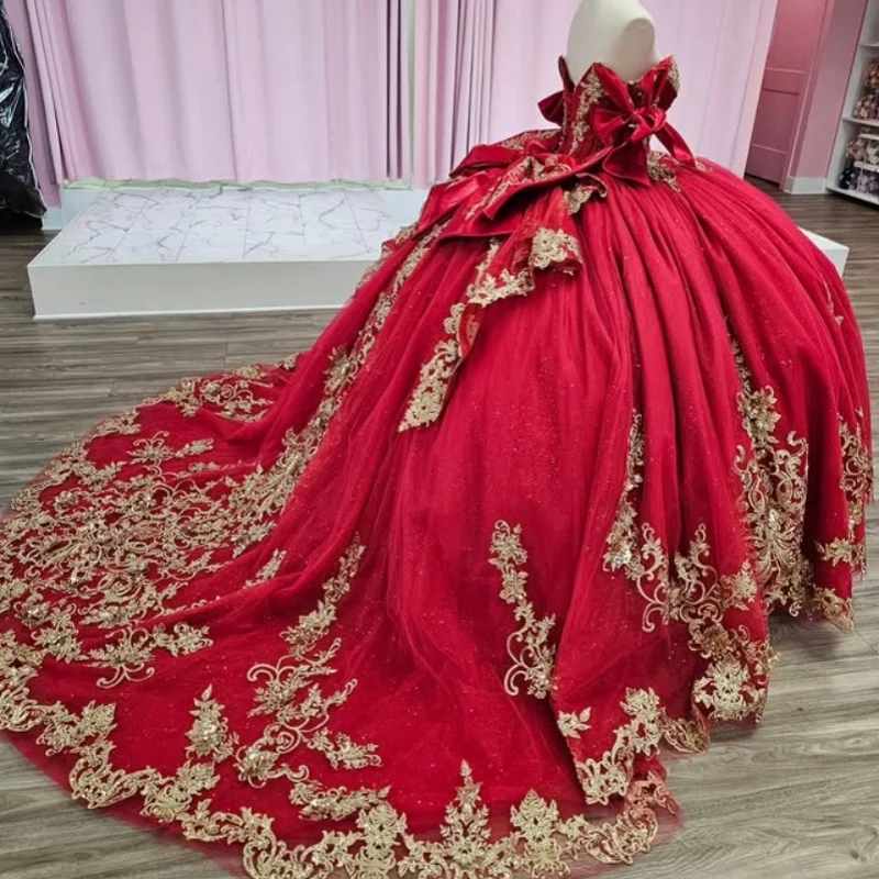 فستان Quinceanera أحمر لامع عاري الكتفين من الدانتيل طبقات ترتر ذهبي ملصق بفيونكة طويلة بذيل فيستدوس دي 15 Quinceanera  تخصيص #6