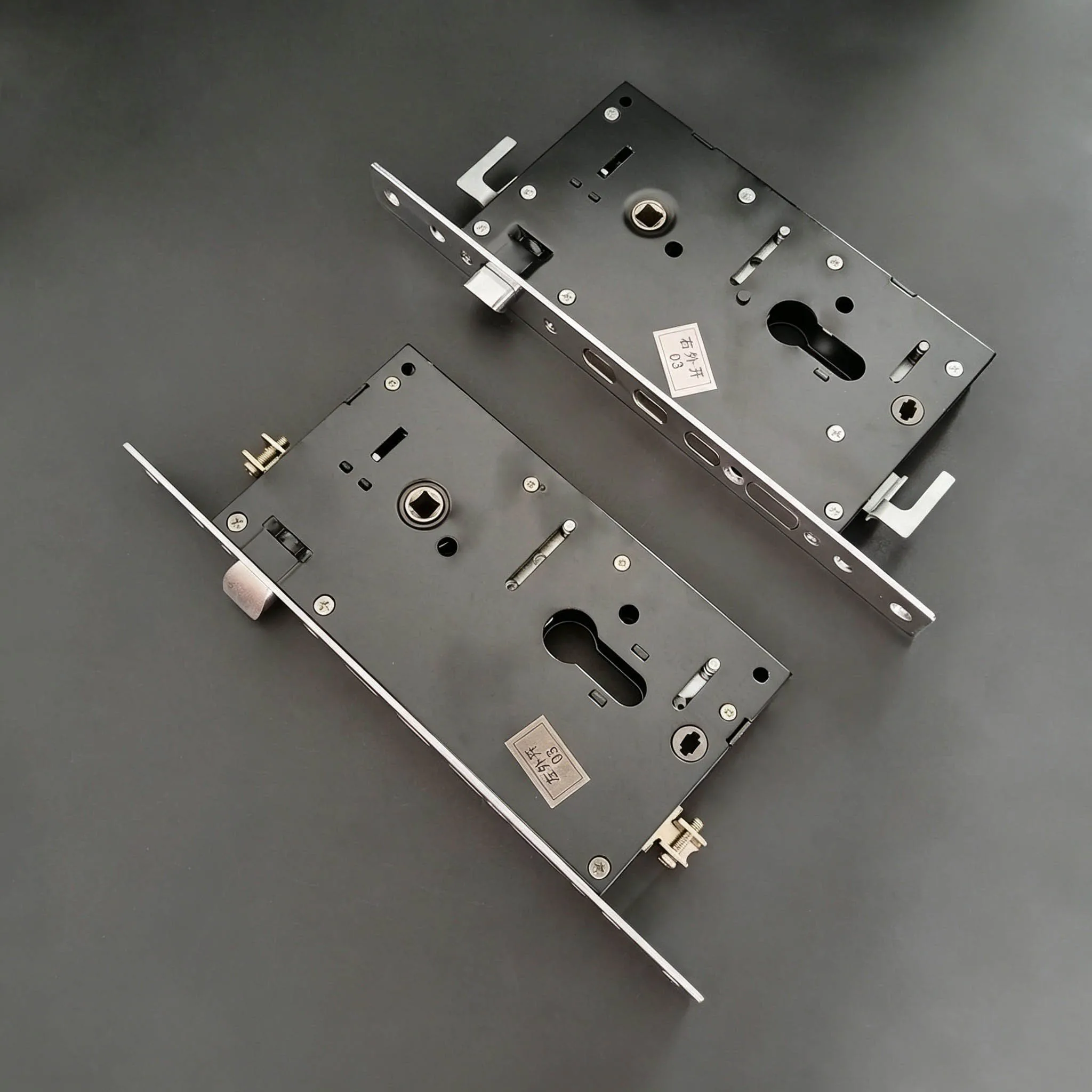 家庭用防犯ドア用、機械式タイプ13、ロック本体サイズ280x26mm。シングルドア用とダブルドア用の2種類のロックオプションがあります。