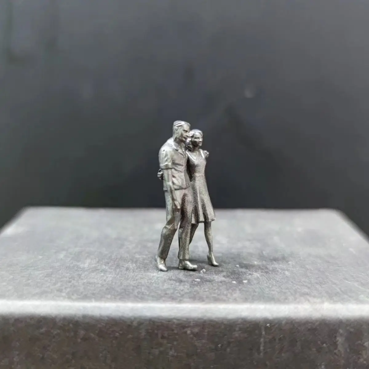 Fine Copper Couple Take A Walk High Precision Ultra-small Micro Landscape Action Figures Metal Miniature Ornament Accessories