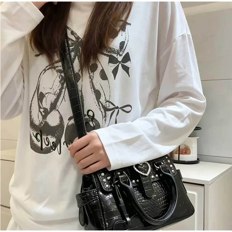 Damenhandtasche mit Krokodilprägung, Y2k Mädchen Exquisite Umhängetasche, Einfarbige Vielseitige Tragetasche mit Herz-Dekor – Detail 5