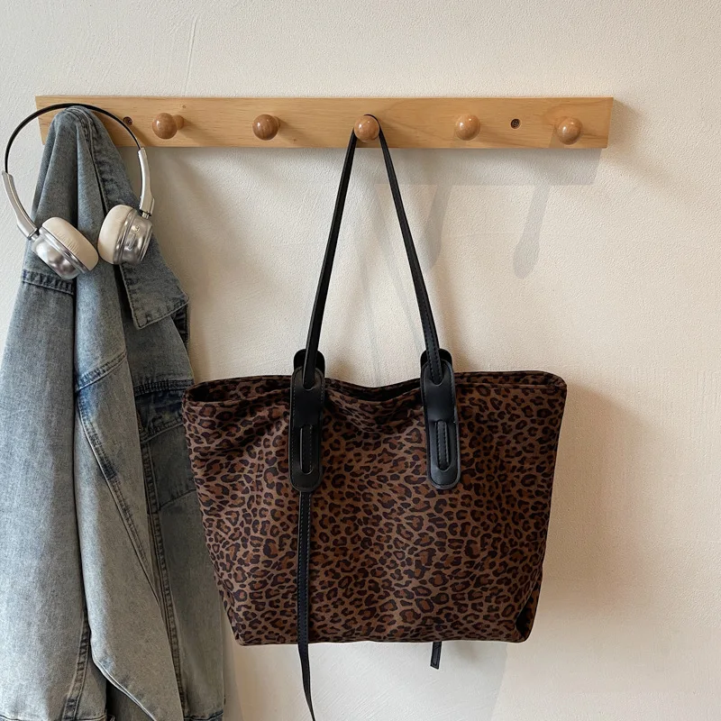 

Модная женская сумка через плечо с леопардовым принтом, большая вместительная сумка-тоут с тотемным узором, стильная сумка для колледжа с застежкой-молнией