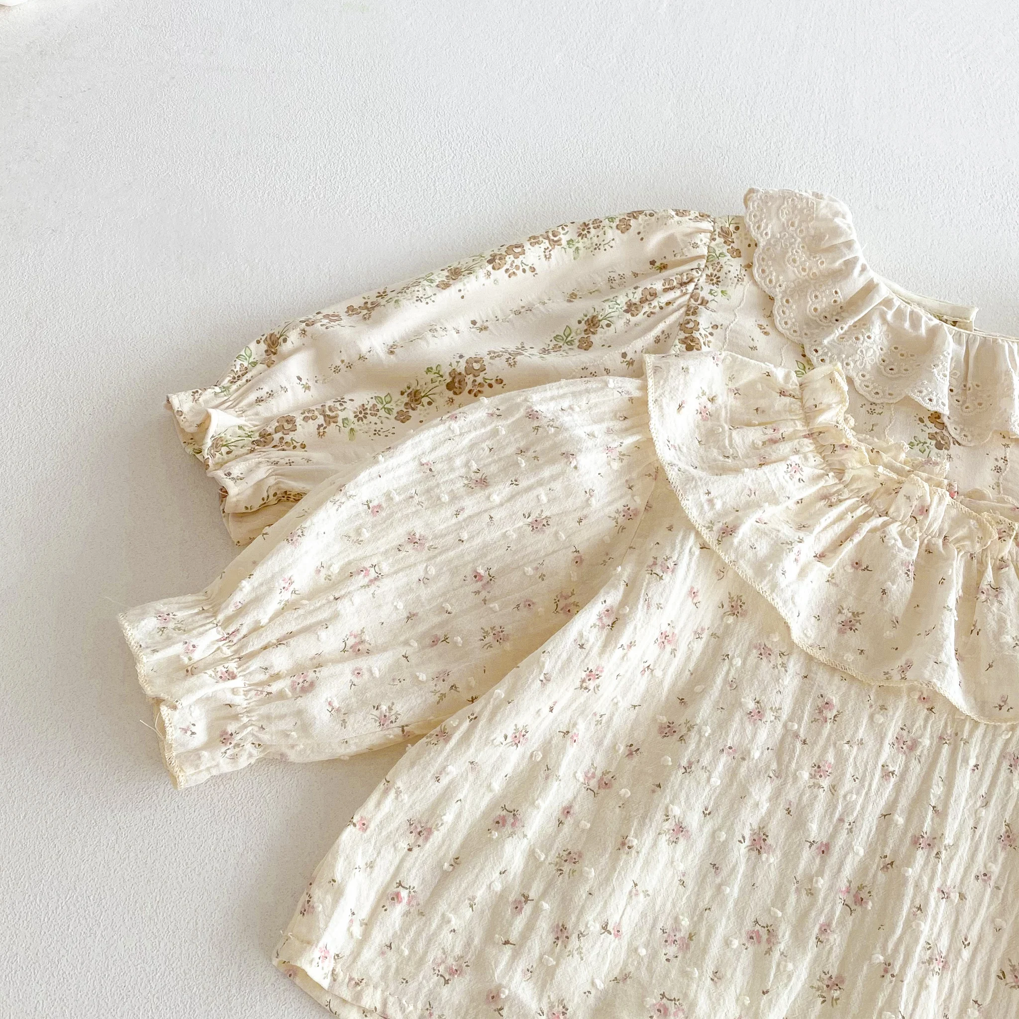 Frühlings- und Herbst-Neuheit: Süßes und stilvolles zweiteiliges Set für Mädchen mit Spitzenbesatz, Blumenmuster-Oberteil und Latzhose. – Detail 6