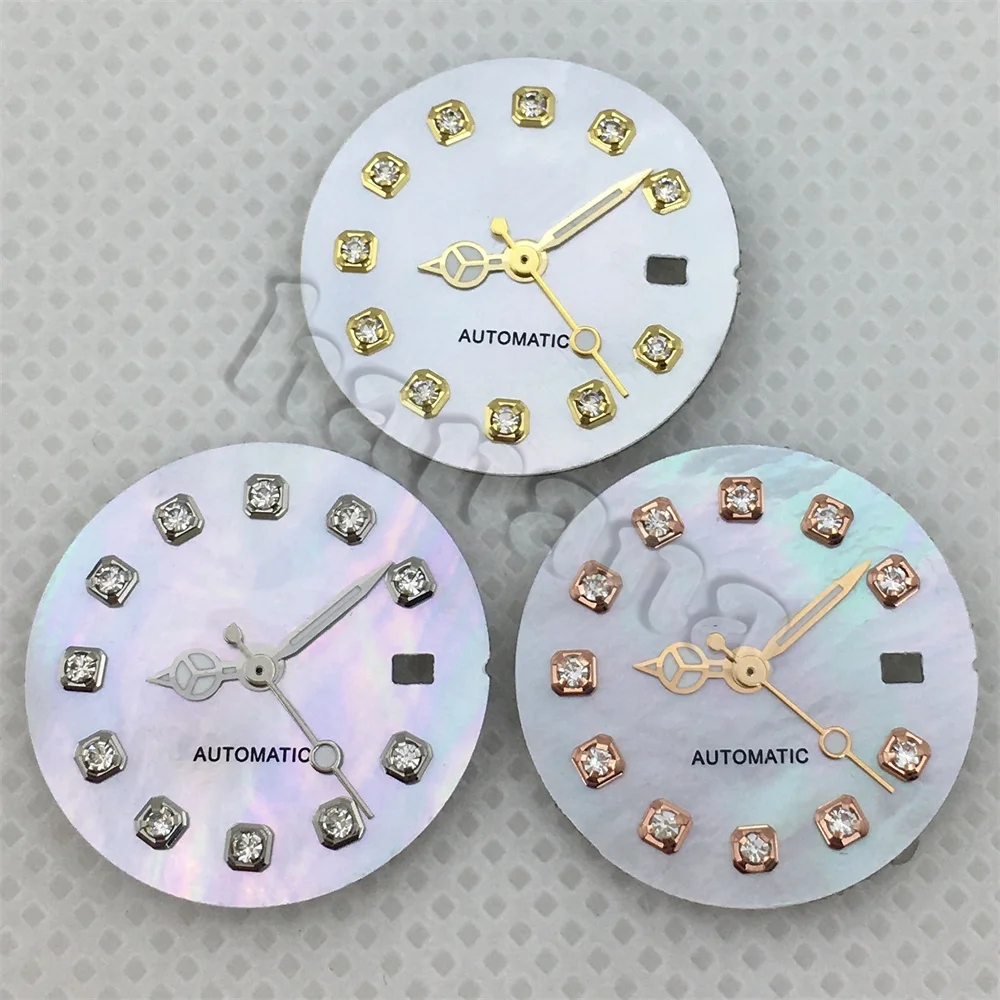 تتميز NH05 باللؤلؤ الأبيض الوردي للسيدات بمينا 20.5 ملم مع عقارب فضية وذهبية وردية ومؤشرات ماسية لحركة NH05A NH06