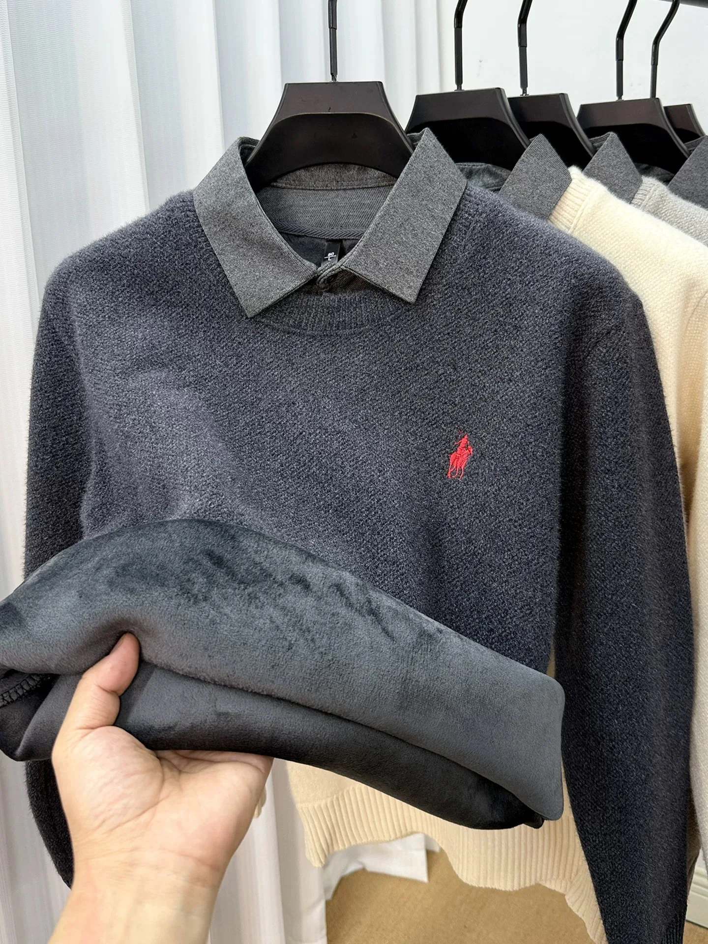 جودة عالية المخملية قميص طوق سترة الرجال العصرية الفاخرة العلامة التجارية الكلاسيكية بول التطريز رداء علوي غير رسمي شتاء دافئ متماسكة السترة