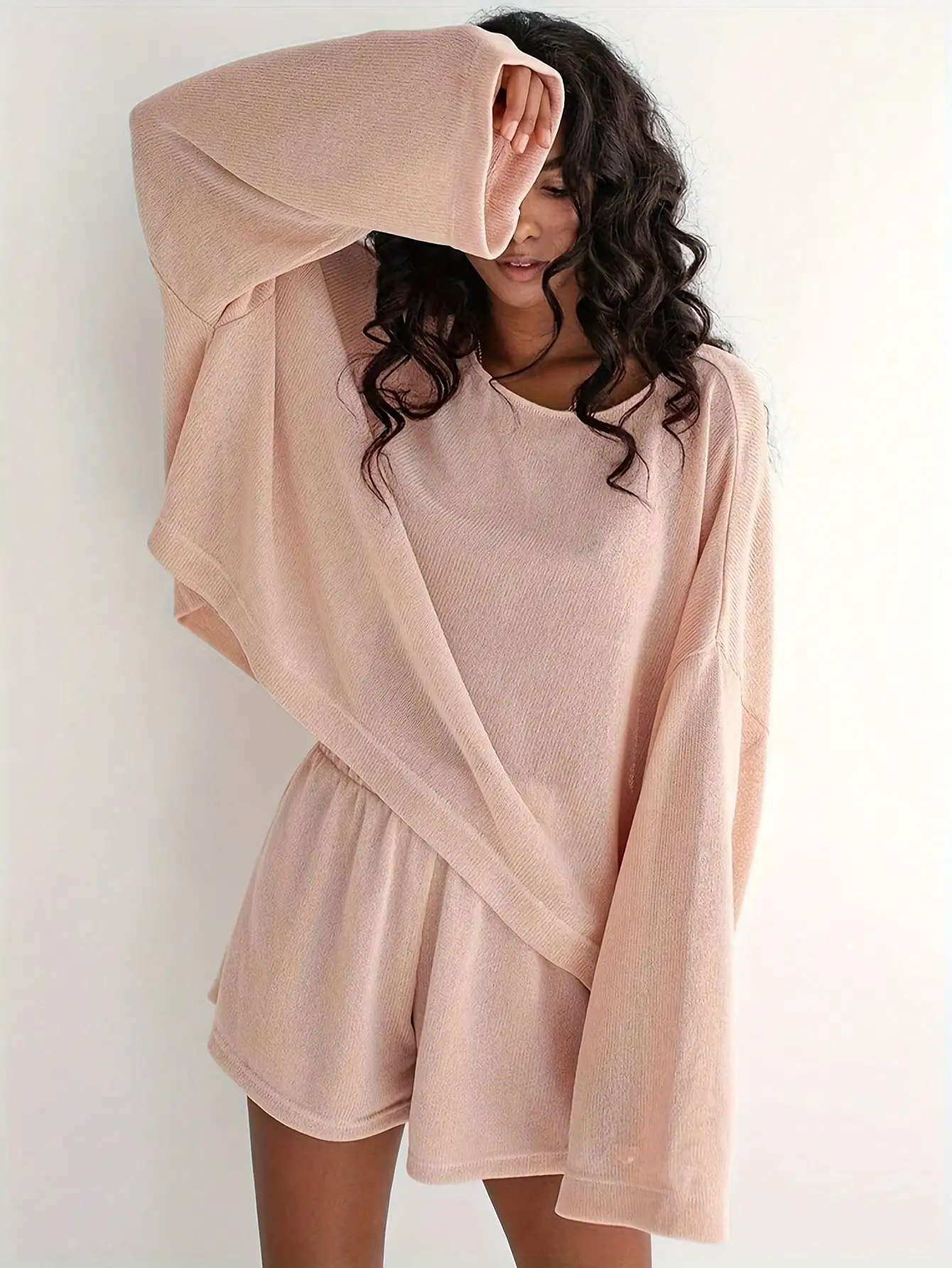 

Этот пижамный комплект — однотонный, с круглым вырезом, длинными рукавами, свободным топом и повседневными шортами. Можно носить поверх повседневной домашней одежды