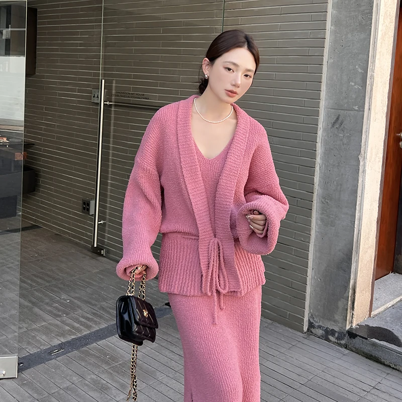 

Lady's Autumn-Winter Half-Sleeve Wool Solid Color Elegant Style Cardigan Set (Two Pieces)