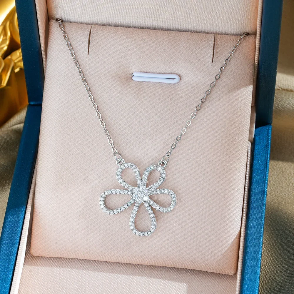 Эта бриллиантовая ожерелье из титановой стали с пятью лепестками цветов уникальная и универсальная для женщин 9527