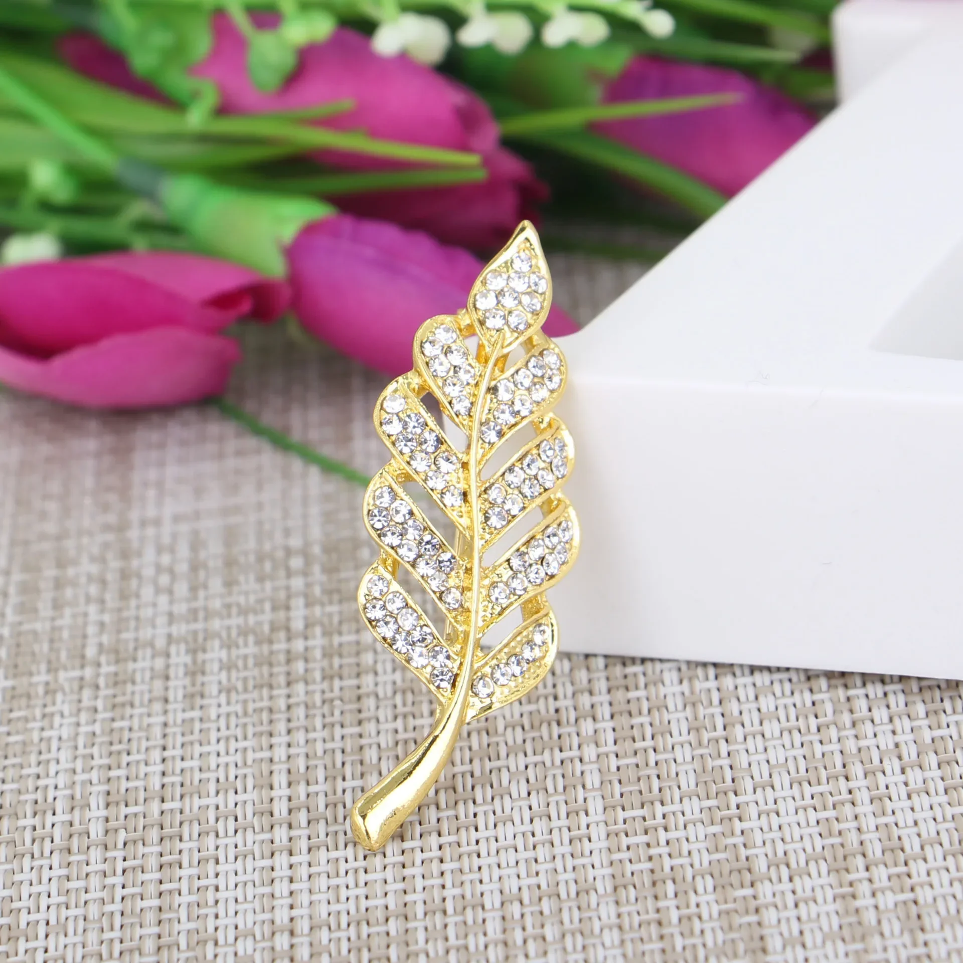 High Quality 1 Pcs/bag Fashion Beautiful Studded Leaf Dress Brooch DIY Clothing Bag Scarf Decorative Pin Jewelry