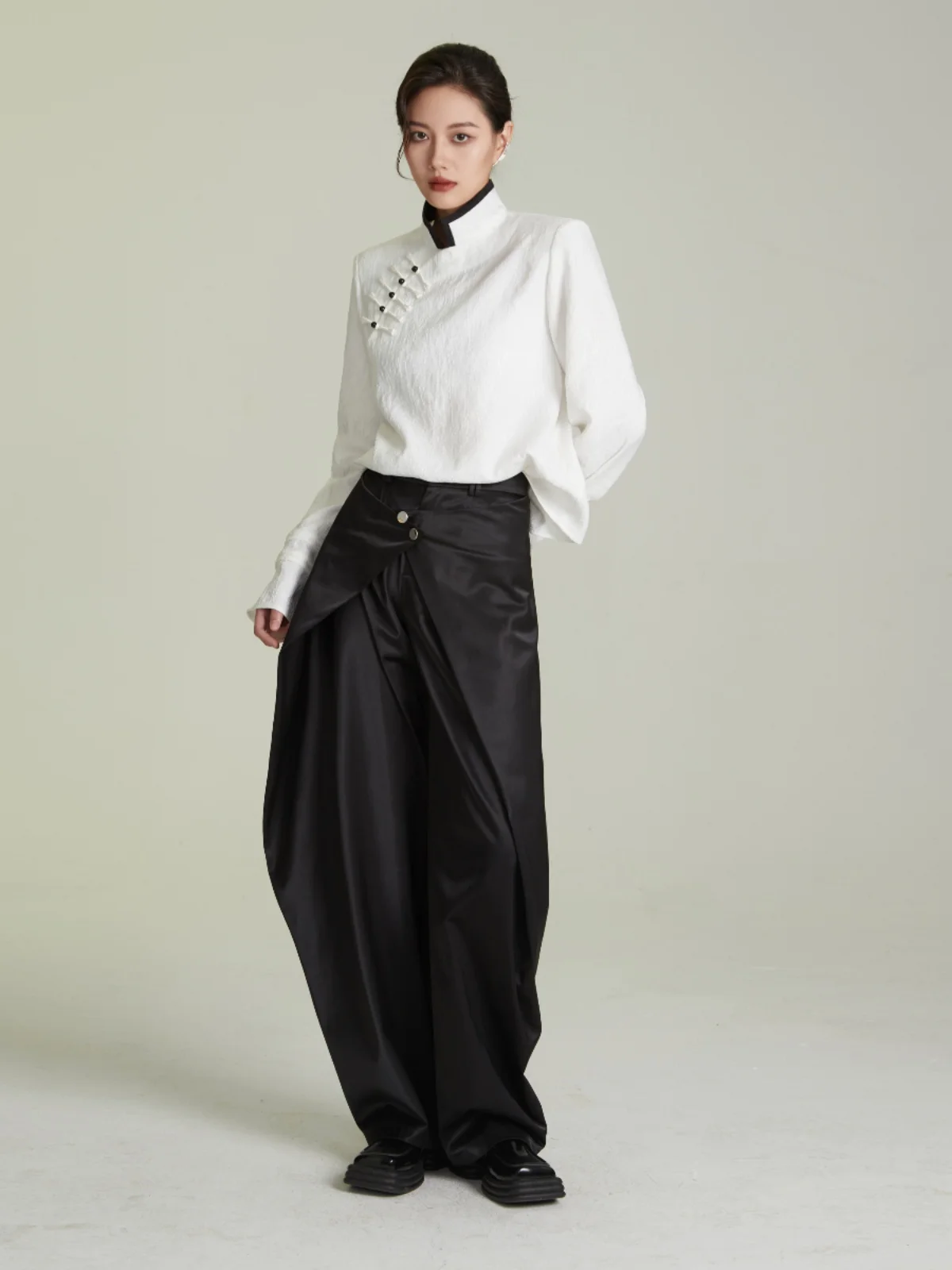 

Женская осенне-зимняя блузка в оригинальном китайском стиле с воротником-стойкой на пуговицах, маленький размер, новинка, цвет белый.