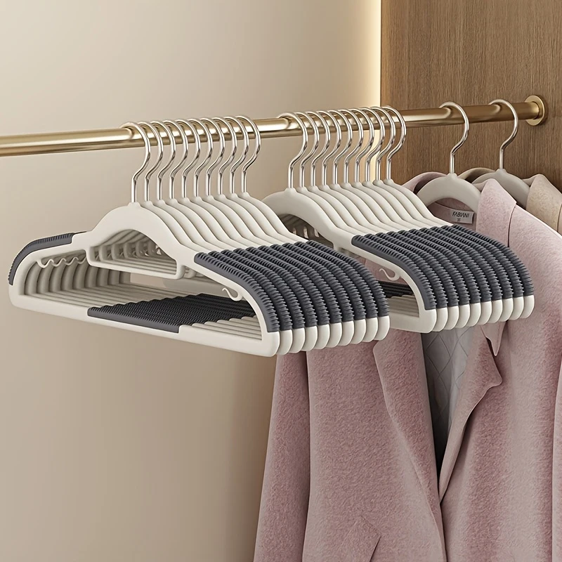 10 قطع من شماعات بلاستيكية شديدة التحمل، شماعات ملابس مع وسادات مضادة للانزلاق، رائعة للقمصان والسراويل والأوشحة، قوية بما فيه الكفاية للمعطف