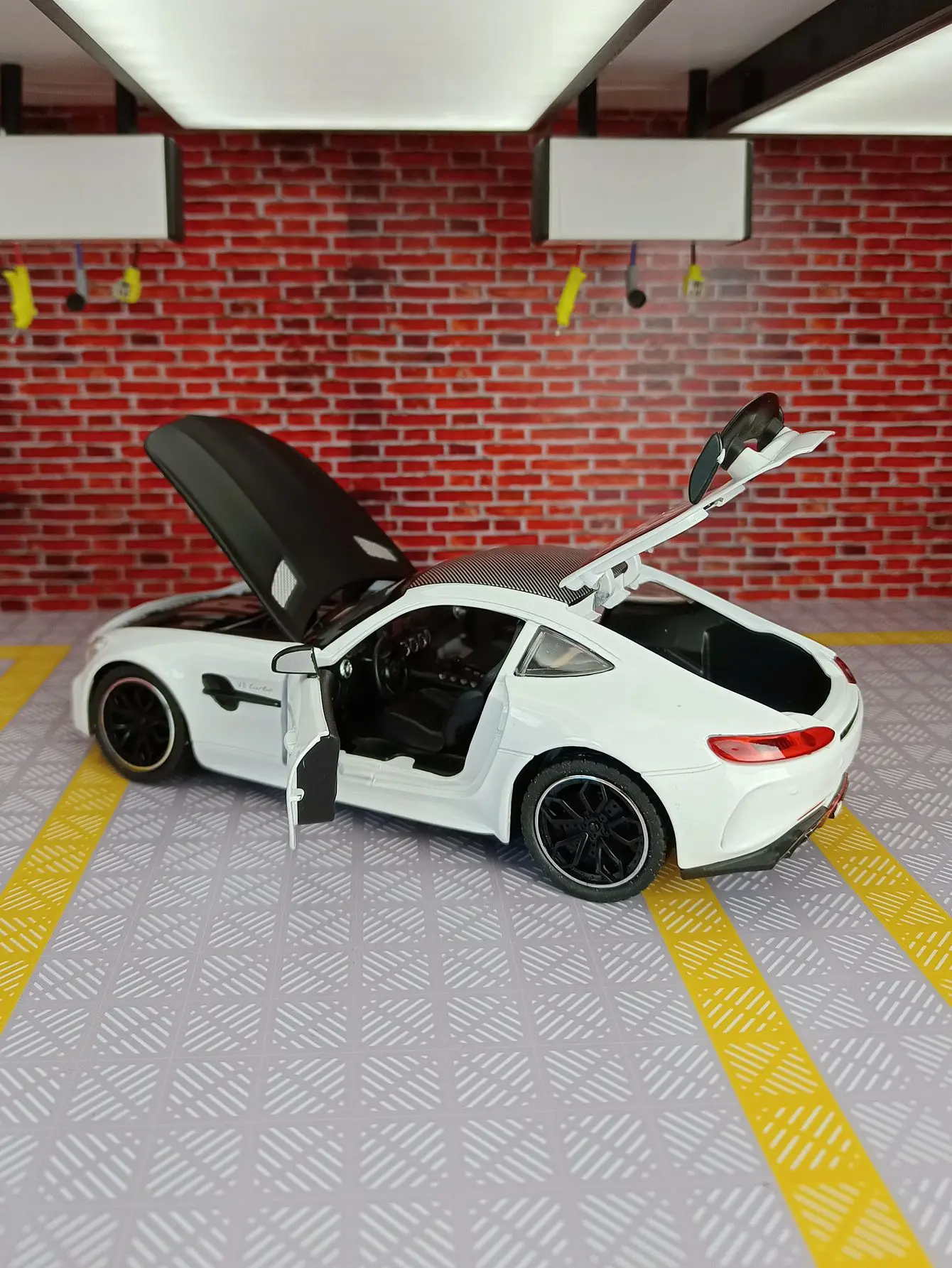 

Модель автомобиля Mercedes GTR AMG из сплава металла в масштабе 1:24, двери, передний капот и багажник также открываются, тонкая детализированная работа.