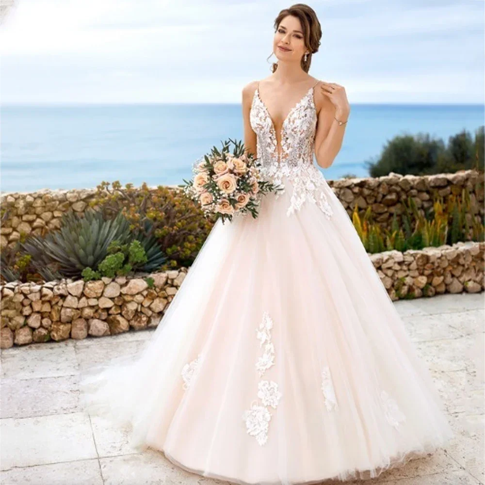 

Изысканные свадебные платья на заказ: сексуальные, с V-образным вырезом, на тонких бретелях, с красивой аппликацией, элегантные, А-силуэт, без рукавов, со шлейфом.