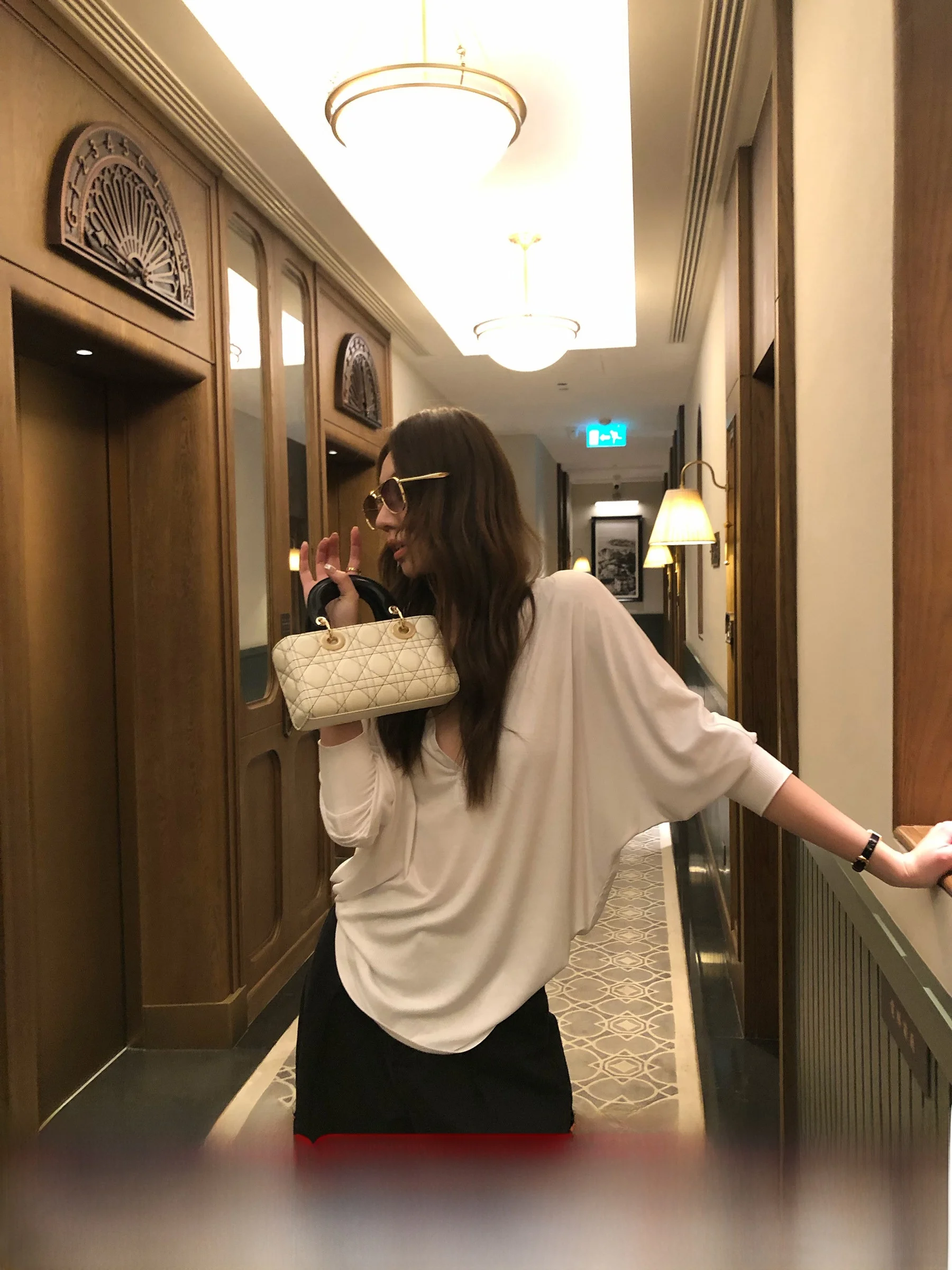 

Официальная белая футболка Gakee с V-образным вырезом, женская свободная легкая футболка простого элегантного дизайна, базовая футболка на весну, женский топ