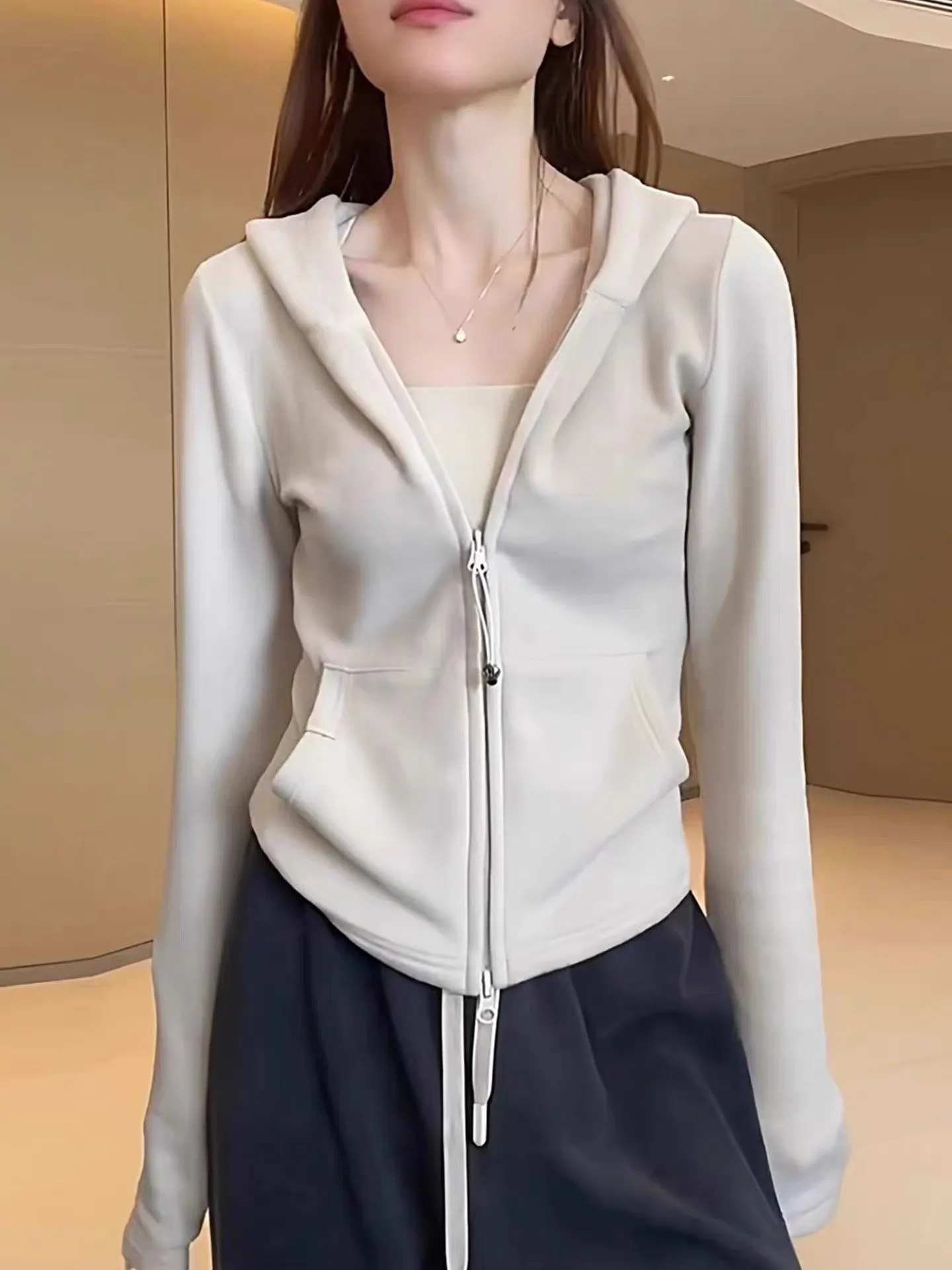 

Темно-серая приталенная куртка-худи женская, новая модная спортивная укороченная модель с зауженной талией, на молнии, с длинными рукавами, ранняя весна 2026