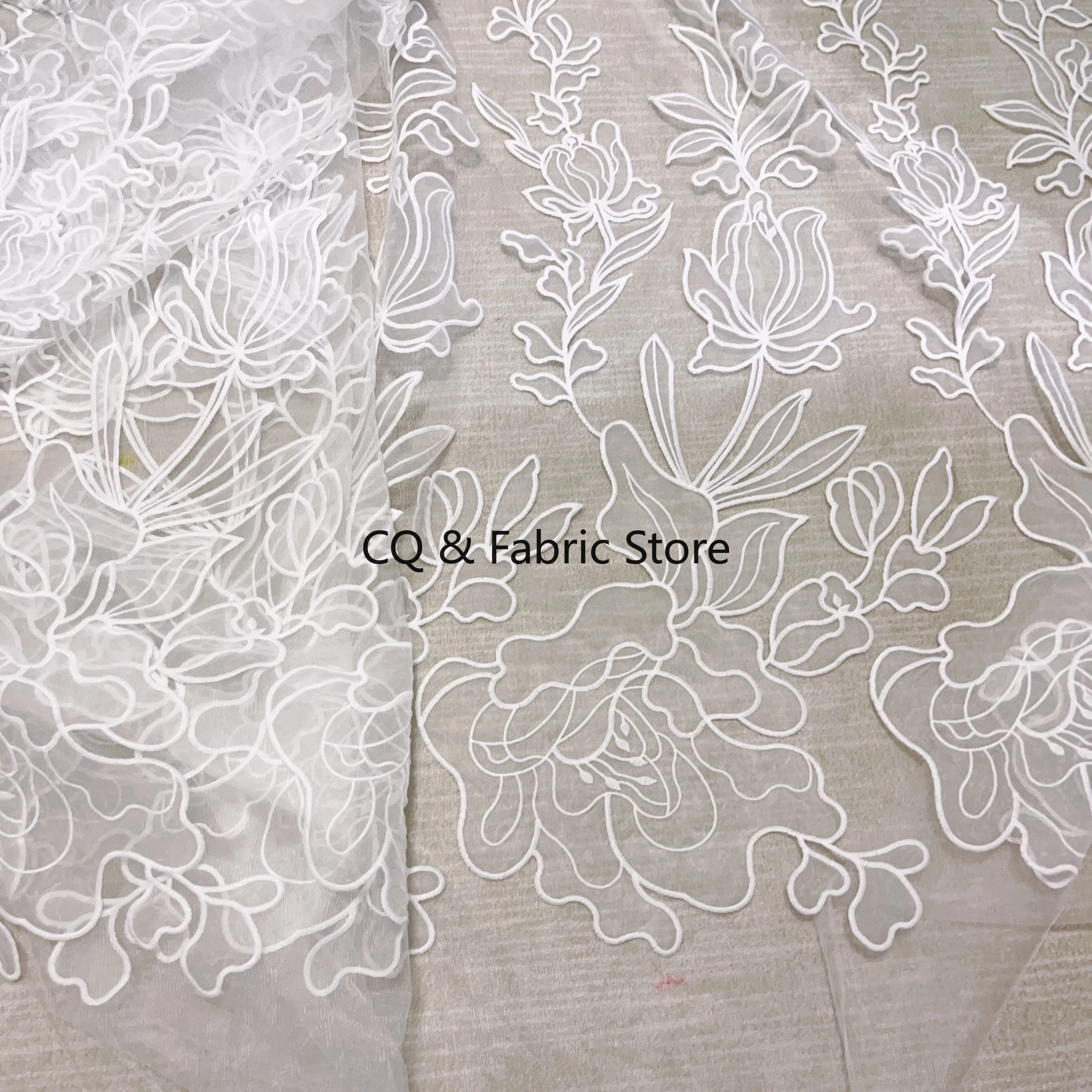 Hochwertiger Spitzen- und Netzstoff mit lasergeschnittener Organza-Blume für Hochzeitskleid und Abendkleid. Eleganter Braut-Spitzenstoff