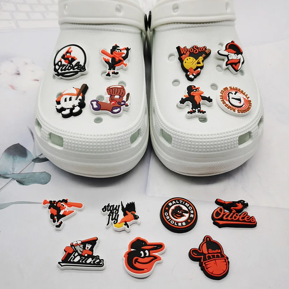 15pcs ใหม่กีฬาการ์ตูนรองเท้า Charms อุปกรณ์เสริม Fit Clog กระเป๋าเป้สะพายหลังสายรัดข้อมือรองเท้าตกแต่งหัวเข็มขัดคริสต์มาสปาร์ตี้เด็กของขวัญ