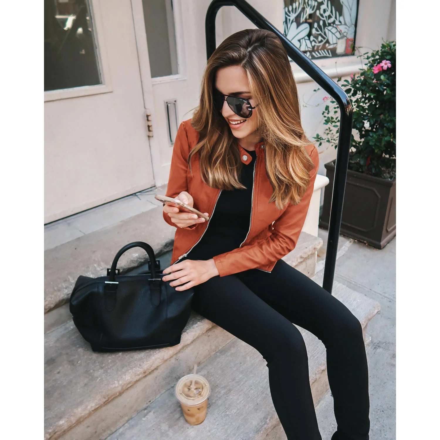 Elegancki płaszcz damski ze skóry PU, nowy model na jesień i zimę, zapinany na zamek, dopasowany krój, długi rękaw.