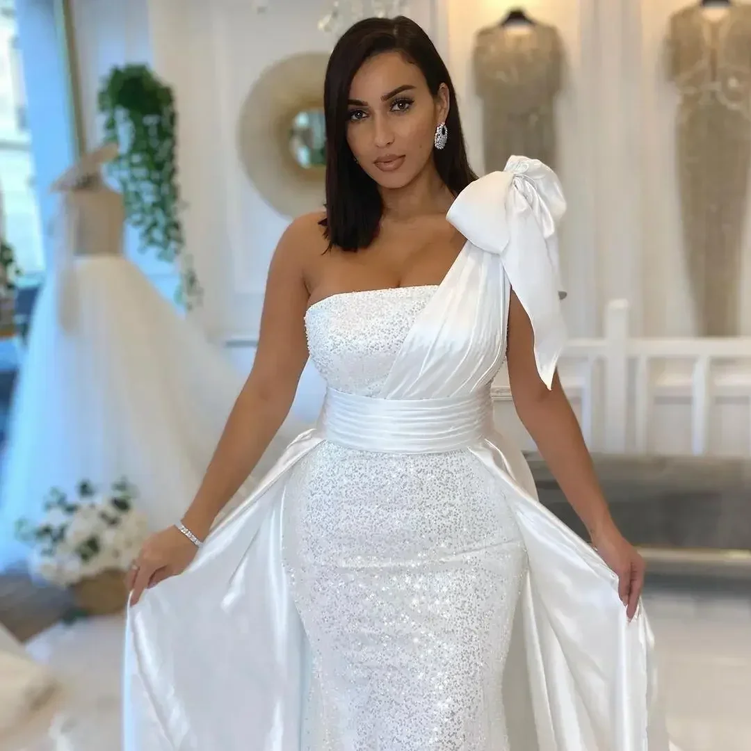 Personalizado elegante branco vestidos de casamento lantejoulas overskirt um ombro lantejoulas plus size árabe vestidos de noiva brilhantes