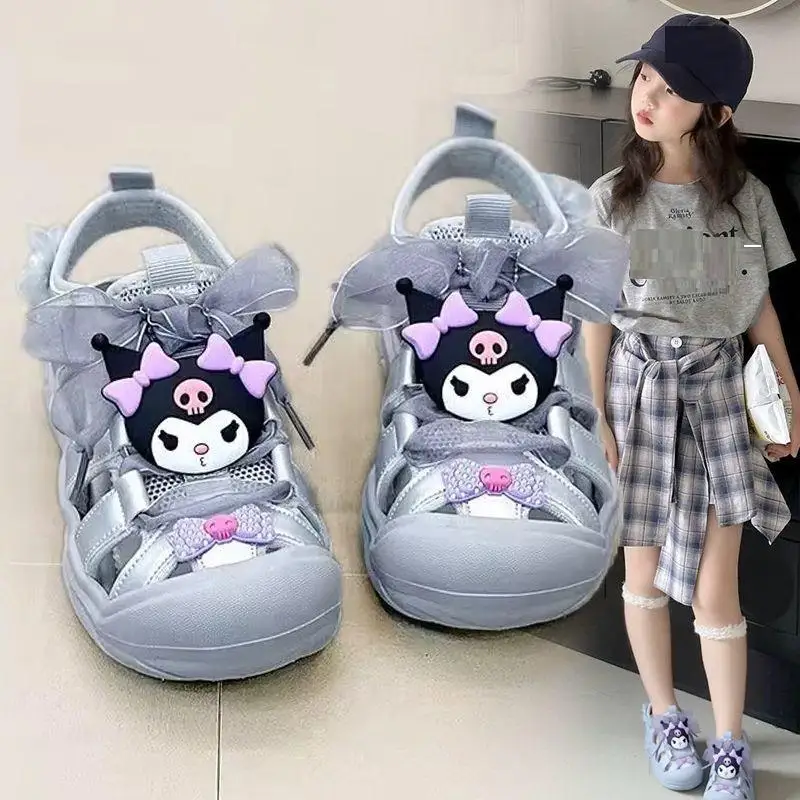 

Сандалии Sanrio для девочек с героями мультфильмов Kuromi, детская летняя обувь для отдыха с вырезами, износостойкая дышащая обувь на мягкой подошве, новинка Kawaii